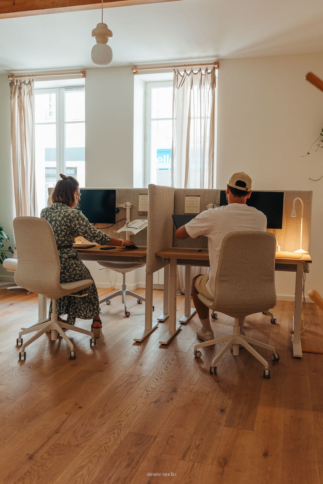 Deux coworkers aux bureaux de l'espace Open