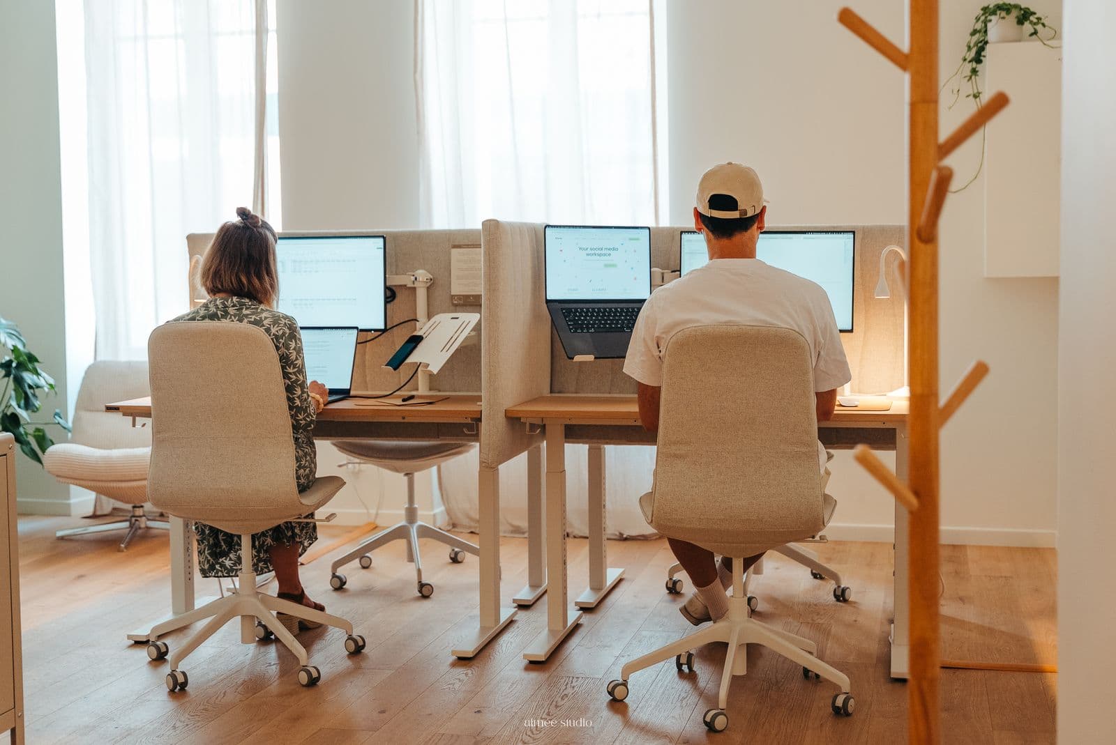 Deux coworkers au travail chez Pampa, coworking du centre-ville de La Rochelle