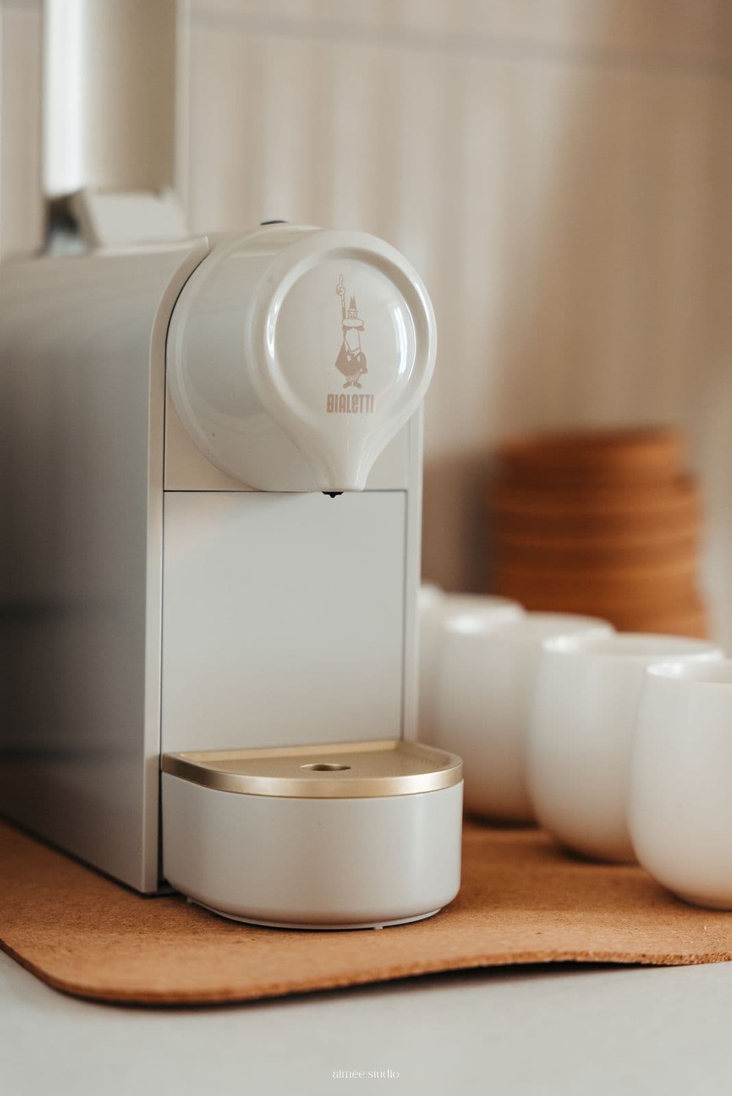 La machine à café et ses tasses